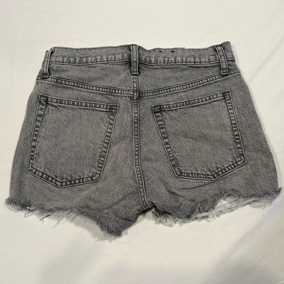 Gap high rise cheeky short. Size 28/6R - Picture 3 of 5
